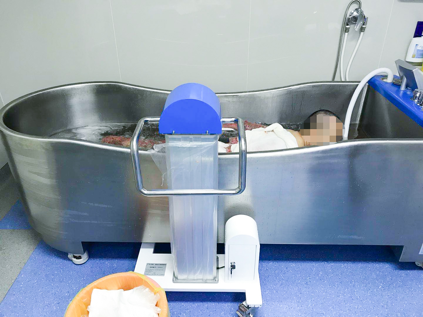 陕西省人民医院烧伤科患者正在使用医用浸浴治疗机